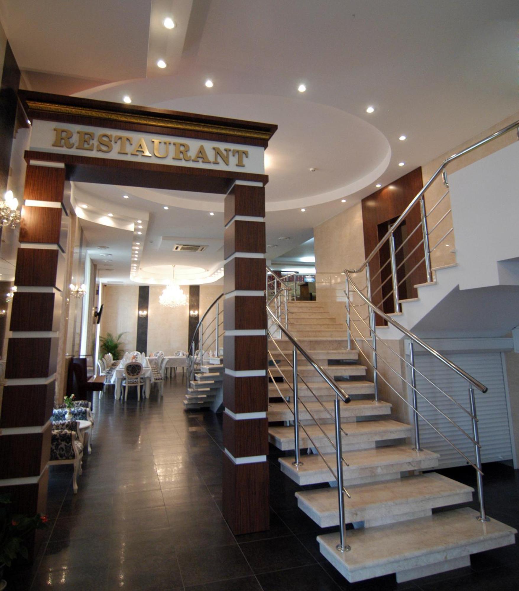 Manhattan Hotel & Restaurant Kişinev Dış mekan fotoğraf