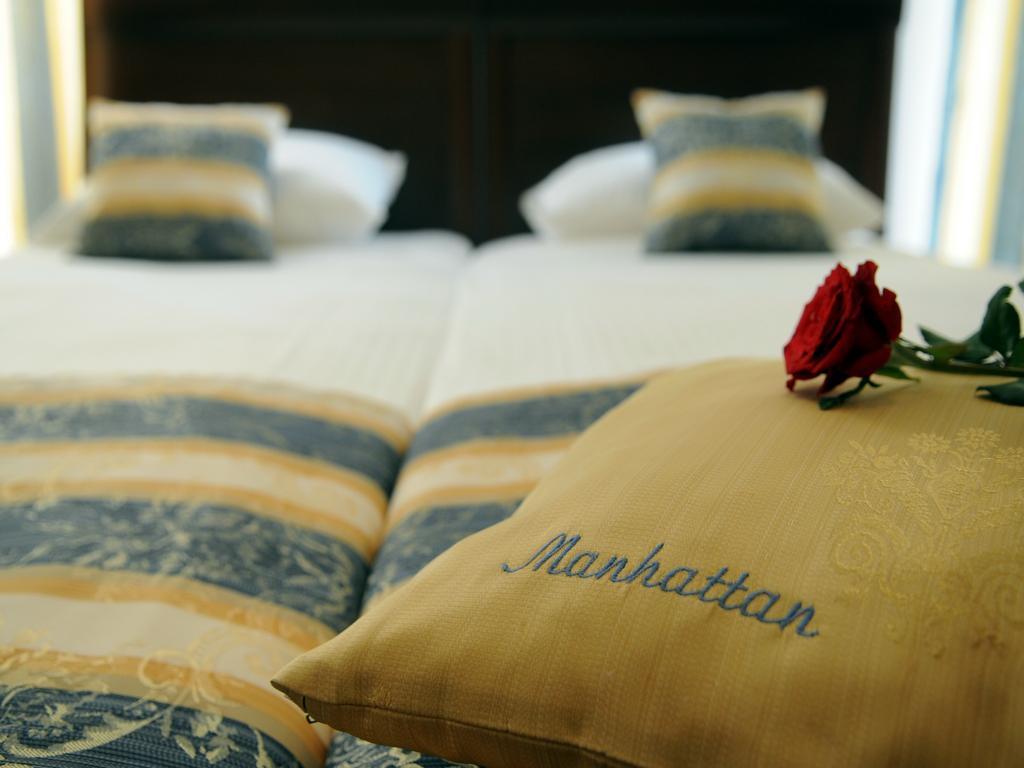 Manhattan Hotel & Restaurant Kişinev Dış mekan fotoğraf