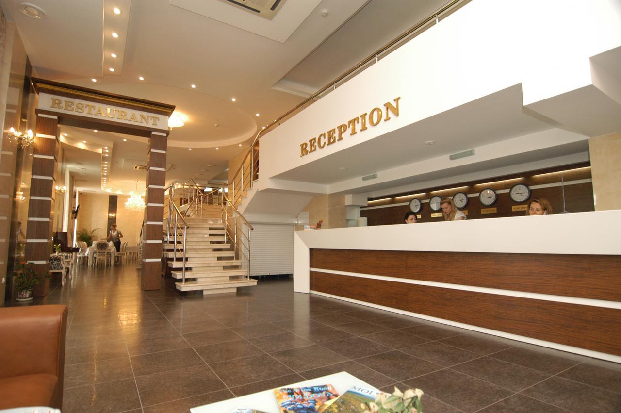 Manhattan Hotel & Restaurant Kişinev Dış mekan fotoğraf