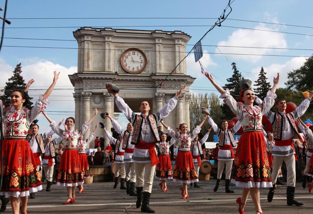 Manhattan Hotel & Restaurant Kişinev Dış mekan fotoğraf